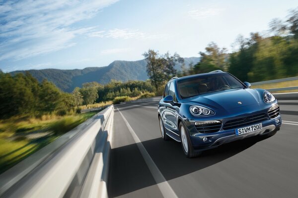 Voiture bleu porsche cayenne