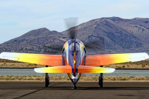 Controllo aereo, pista di decollo, aereo arancione, terreno di montagna