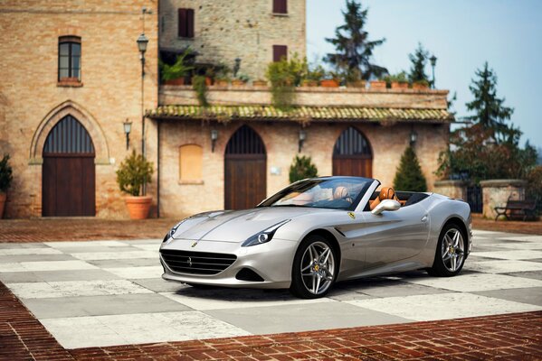 Ferrari sul pianerottolo di fronte alla villa