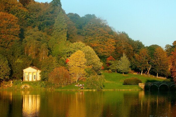 Краски осени на фоне горного озера