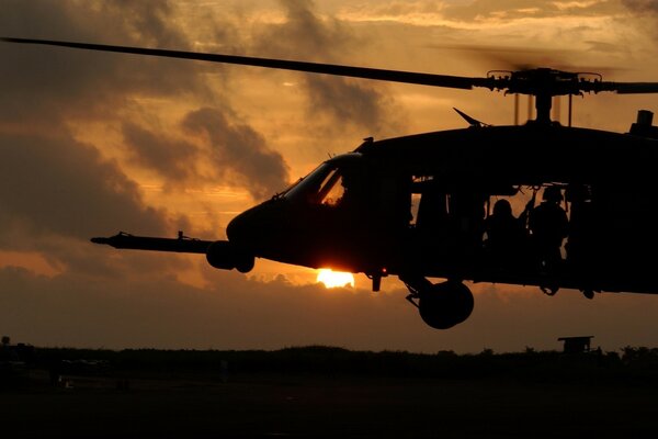 Schöner Sonnenuntergang, Sonne, geheime Operation, Hubschrauber in der Nacht