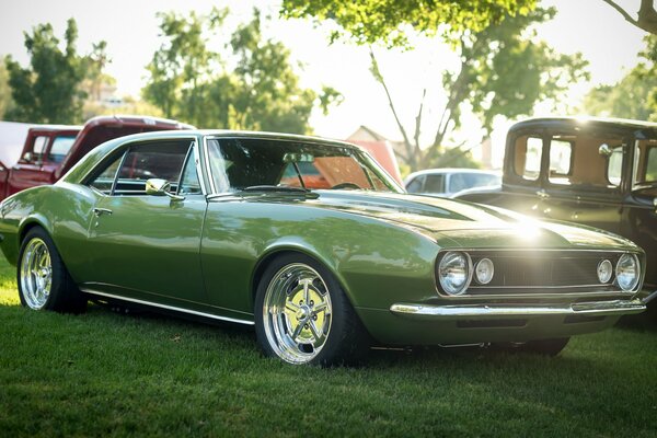 Chevrolet Camaro in grüner Farbe und Parkplatz