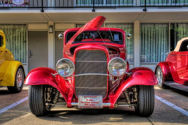 Nueva generación de Ford sedán rojo