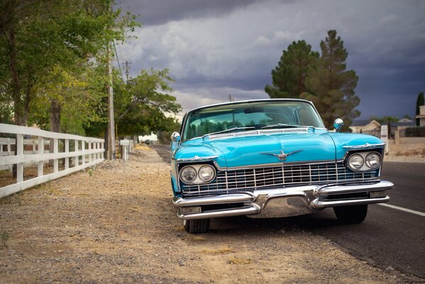 Retro Auto in blauer Farbe auf Naturhintergrund