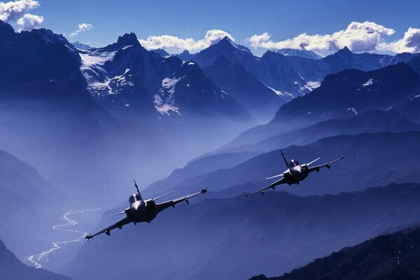 Flugzeug fliegen vor dem Hintergrund der blauen Berge