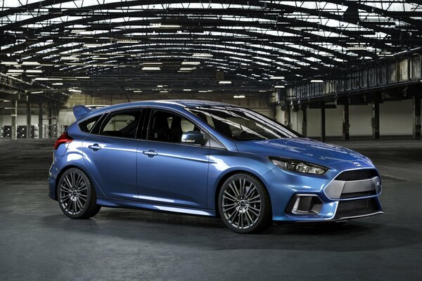 Coche Ford Focus azul