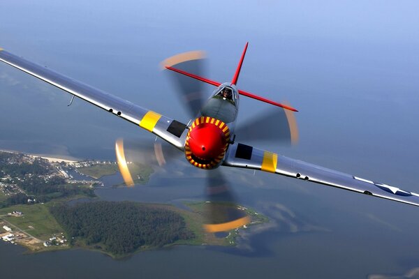 Un avión de combate con hélices vuela sobre la península