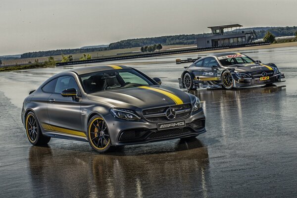 Mercedes coupé participe à des courses de karting