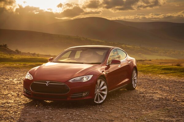 Voiture rouge dans les belles montagnes