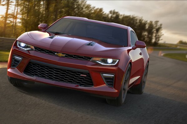 Chevrolet Camaro rouge au coucher du soleil