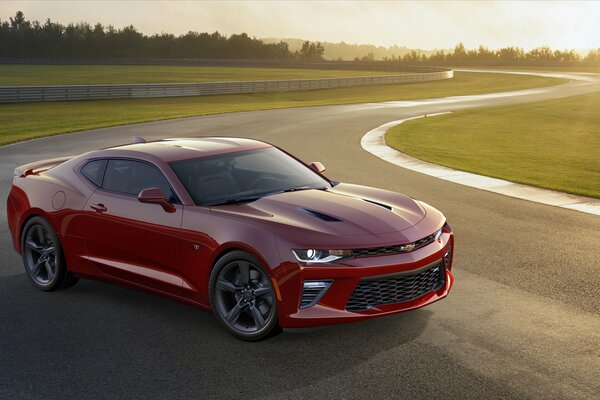 Chevrolet Camaro rojo en las carreras