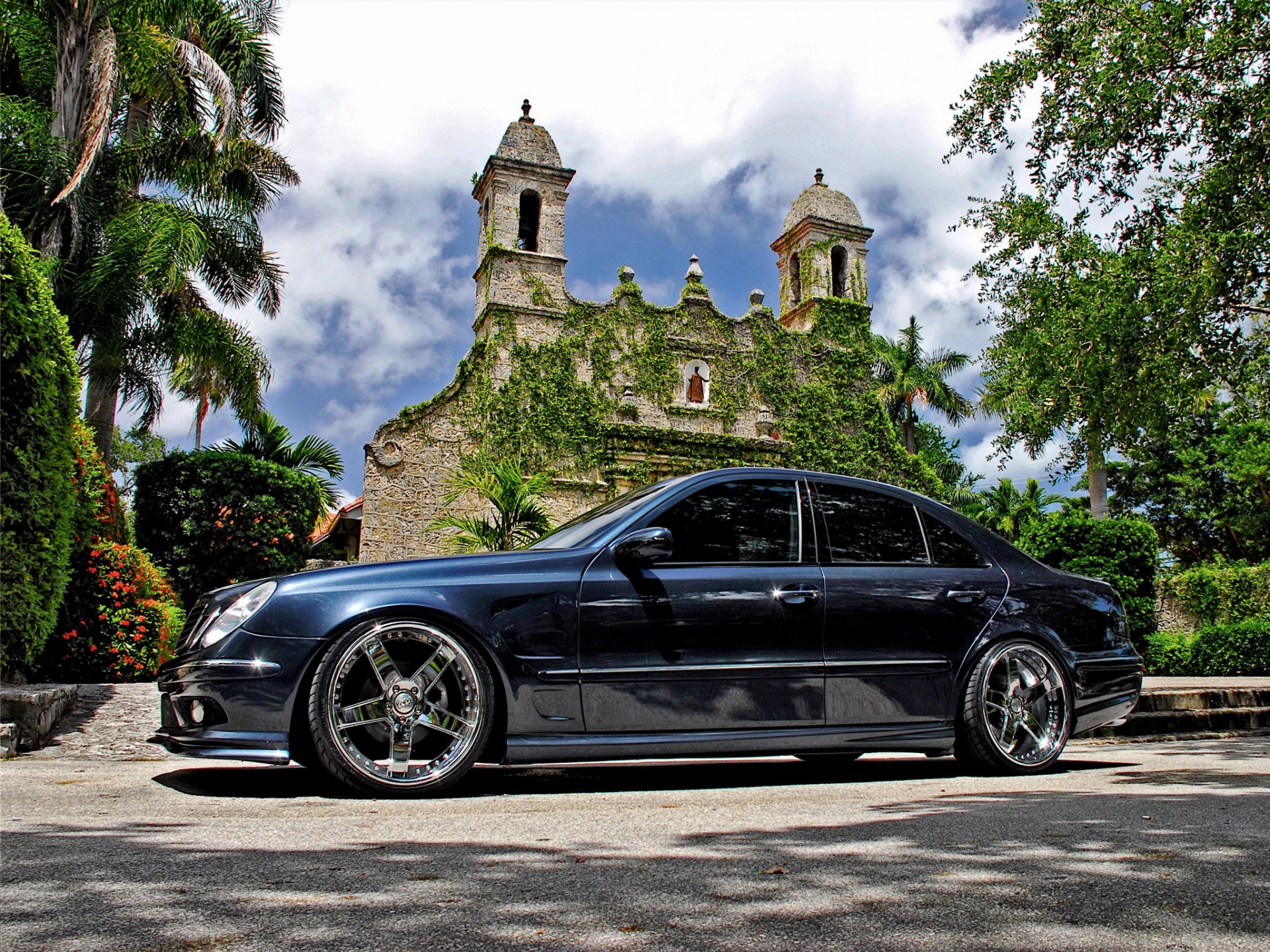 mercedes noir église