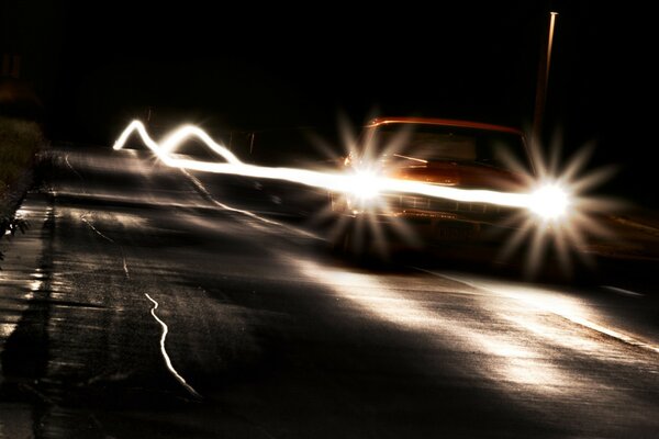 Piste de voiture sur la route de nuit