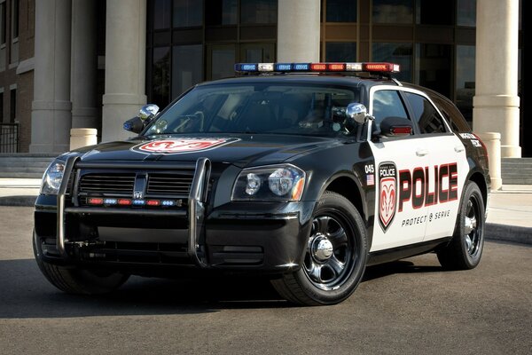 Coche de policía Dodge con luces intermitentes