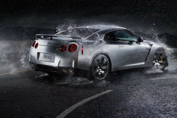 Nissan GTR con spruzzo d acqua