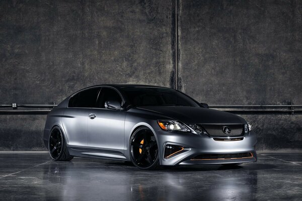 Lexus servey voiture dans le garage