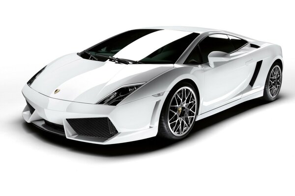 Elegante coche Lamborghini blanco