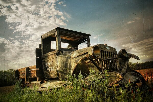 Foto di un vecchio camion smontato