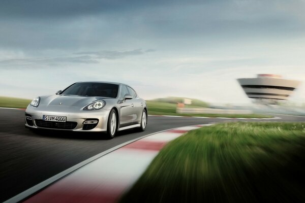 Porsche panamera fährt mit hoher Geschwindigkeit