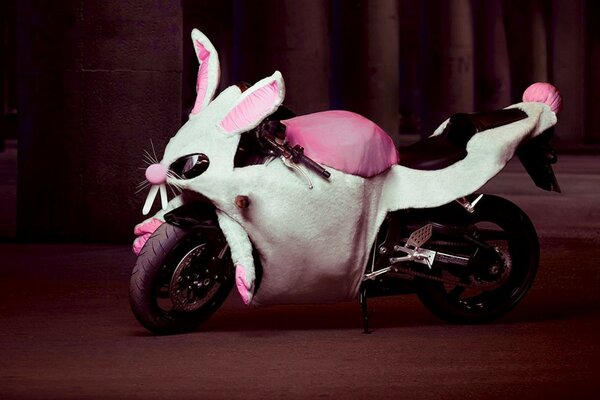Жуткий мотоцикл в виде кролика