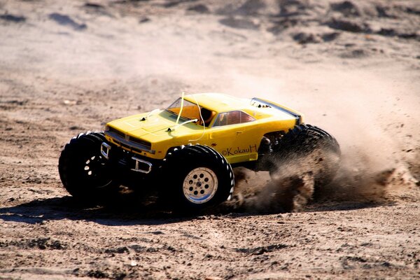 Coche amarillo de juguete en la curva