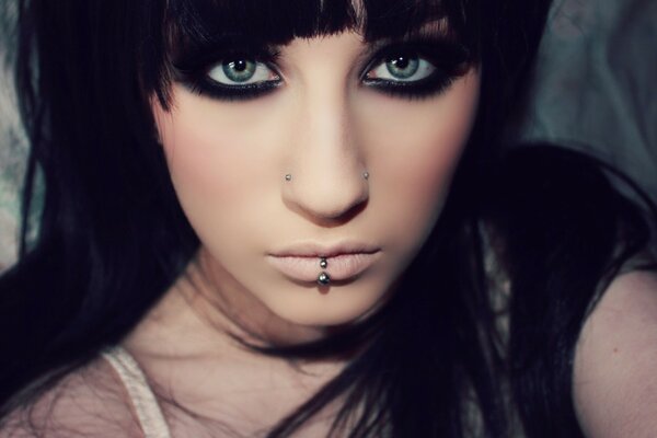 Emo chica con piercings