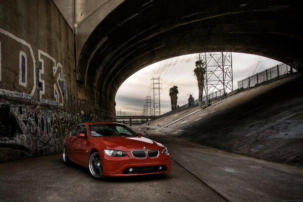 BMW rojo debajo del puente del canal