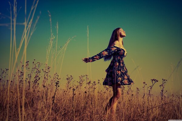 Chica libre en un gran campo