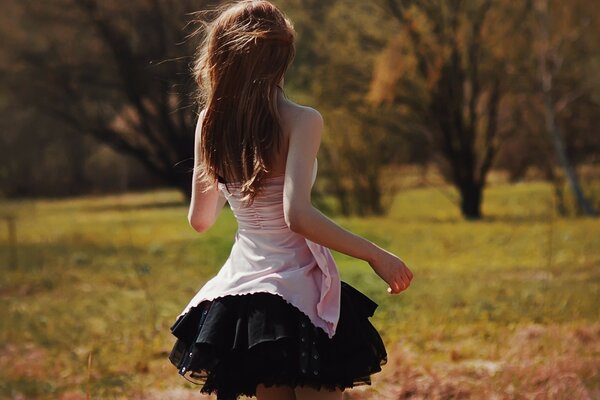 Ragazza nella natura. Con i capelli scuri e la schiena