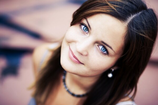 Belle fille avec des yeux bleus et un sourire mystérieux