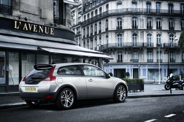 Volvo gris aparcado en el establecimiento francés