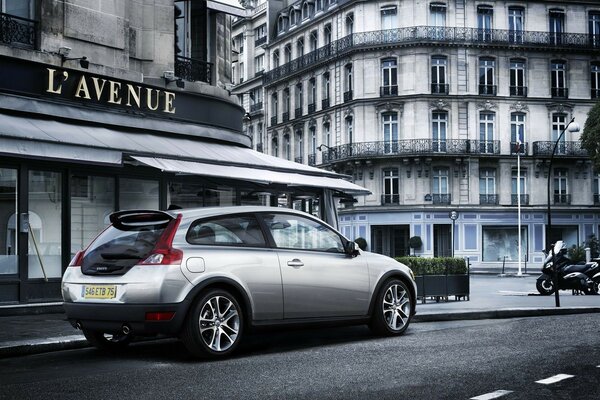 Volvo grigia parcheggiata all inizio francese