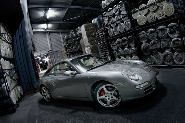 En el almacén entre los productos escondidos Porsche plateado