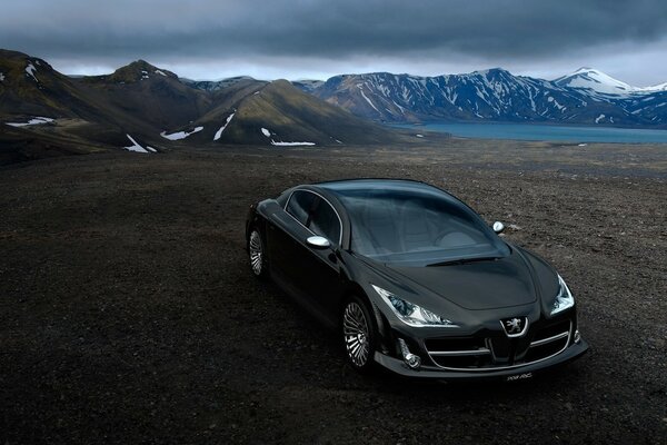 Voiture noire dans les montagnes