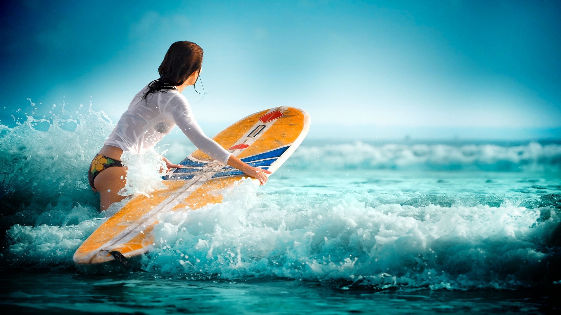 ragazza onda acqua mare sport sport acquatici surfing