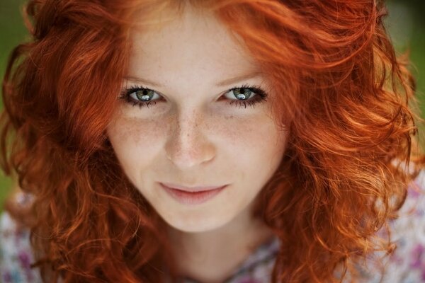 Rousse bouclés fille avec des taches de rousseur