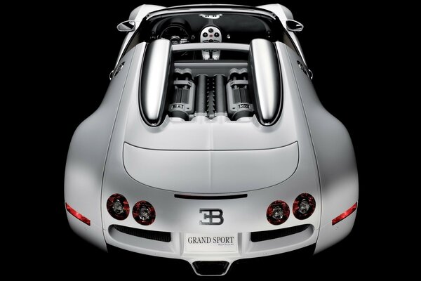 Bugatti argenté sur fond noir