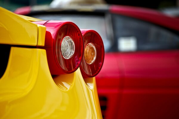 Dos faros rojos en un coche amarillo