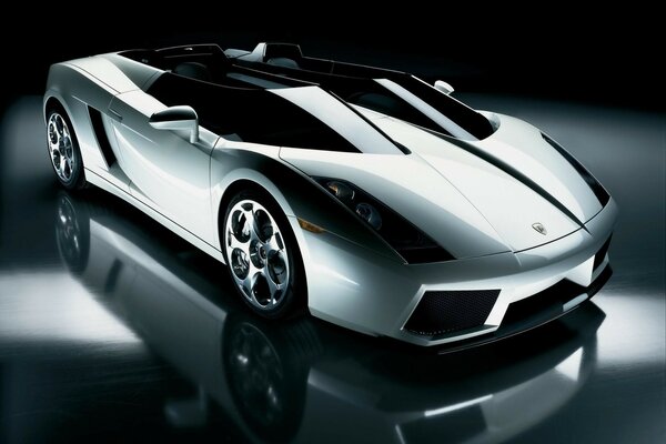 Conceptcar gris Lamborghini sur fond sombre