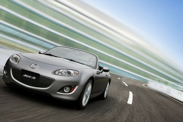 Grande vitesse de sport gris Mazda