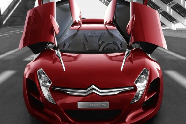 Concept Car Citroen rojo de cuatro puertas con puertas ascendentes