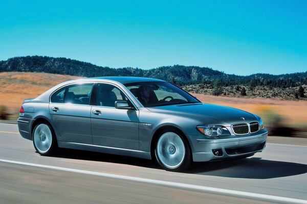 Une voiture BMW argentée roule sur la route