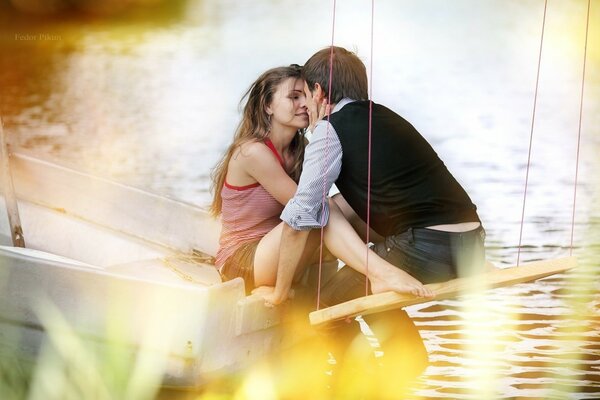 Couple d amoureux sur fond de rivière