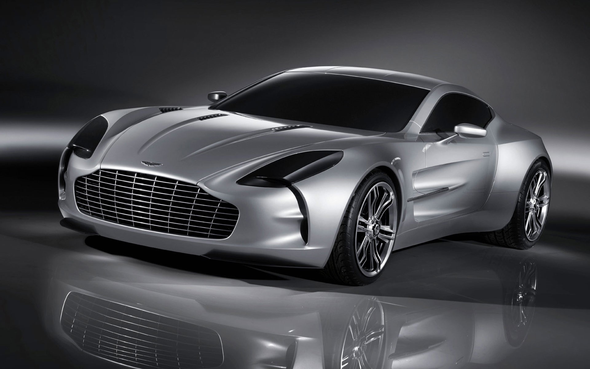 aston martin 77 srebrny odbicie