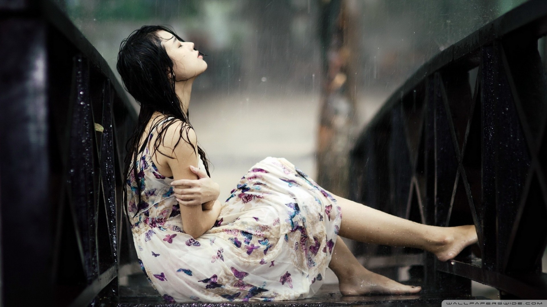 lluvia solitario chica