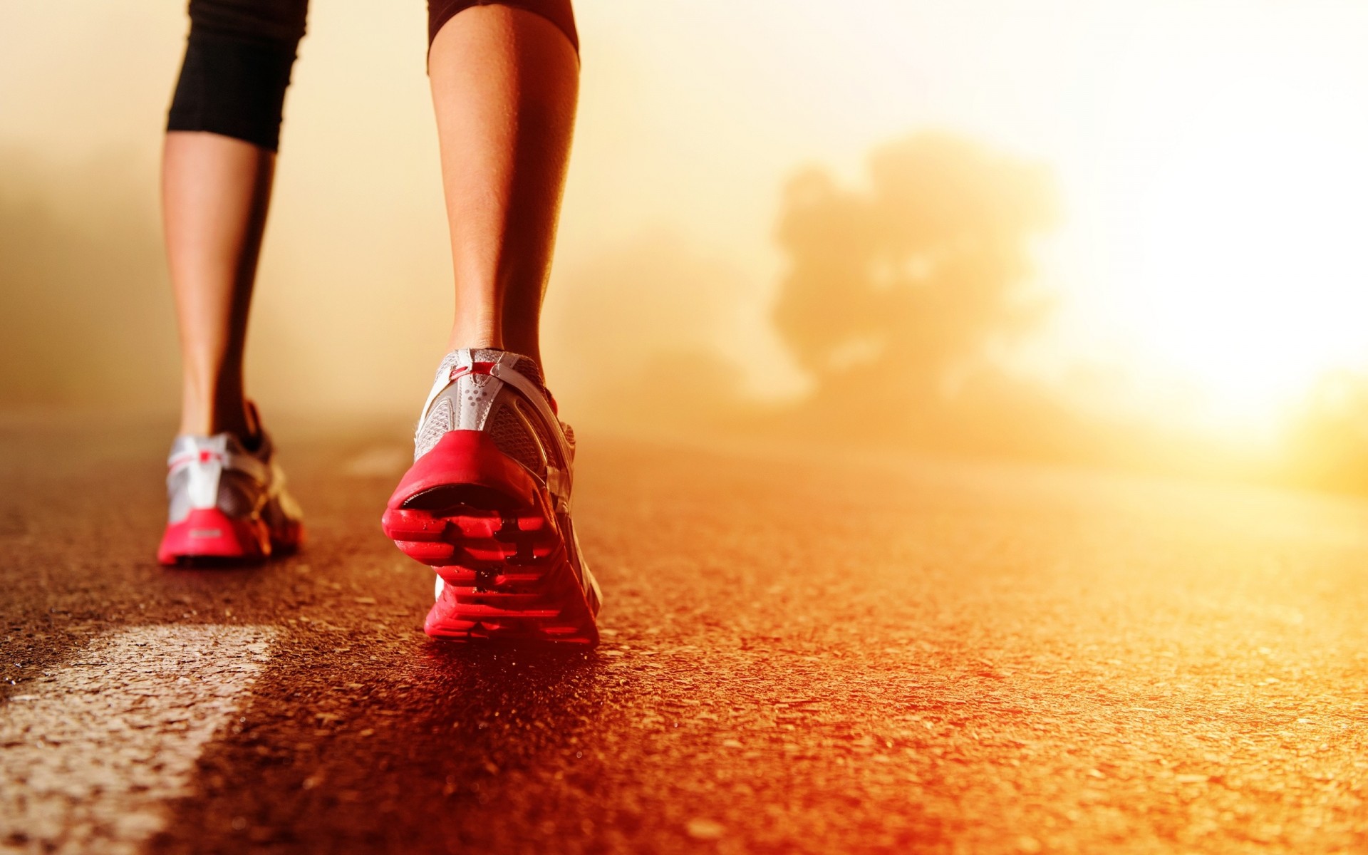 asfalto piedi ragazza scarpe da ginnastica corsa mattina strada