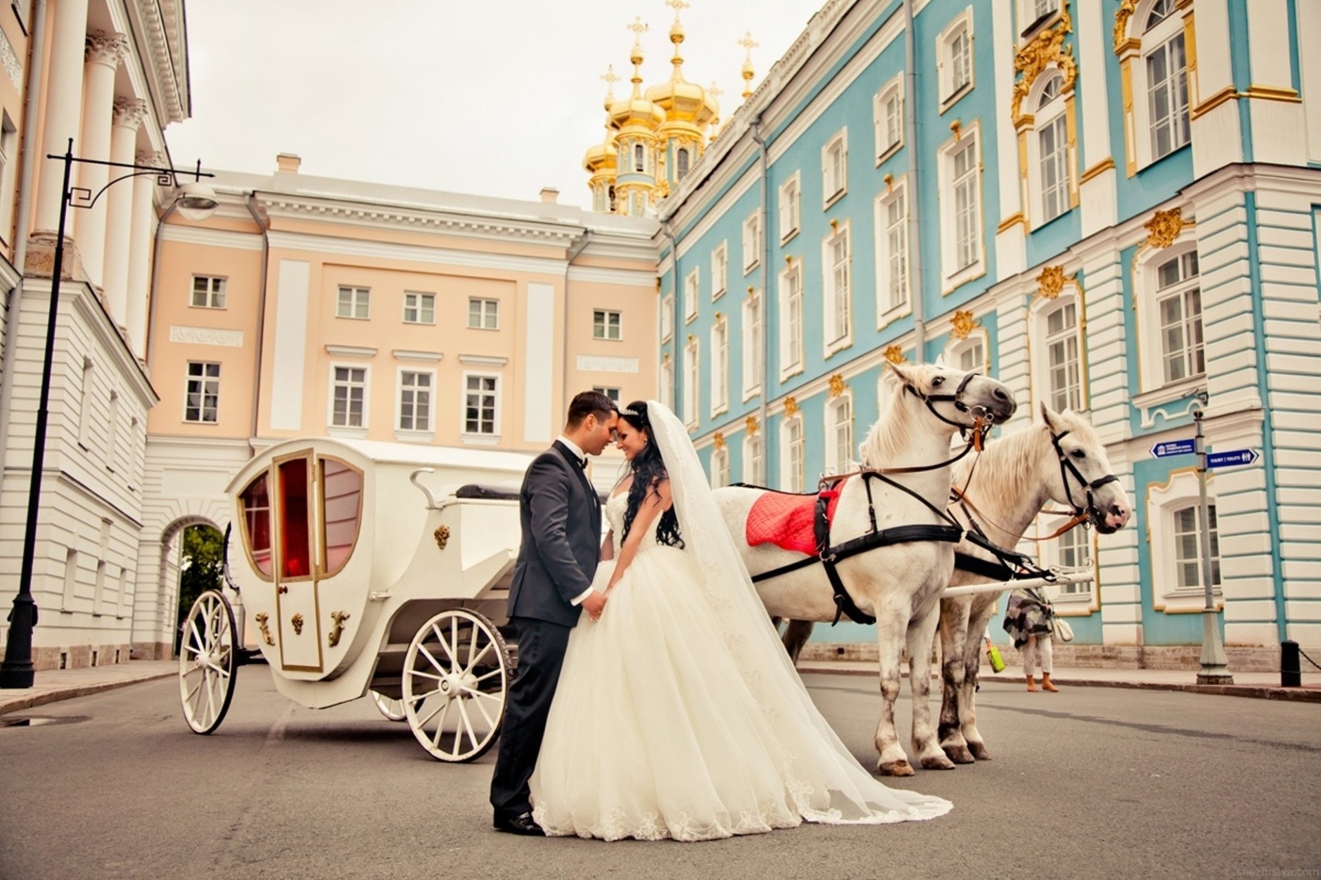 paar liebe stimmung hochzeit wagen