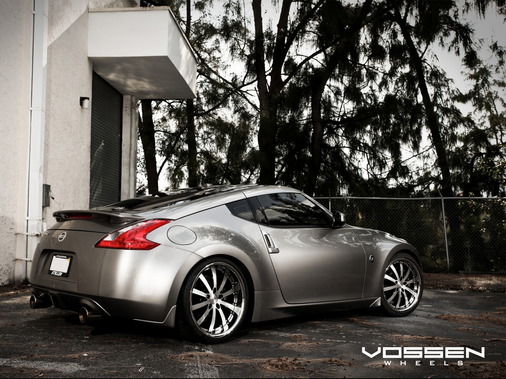 nissan gris arbres