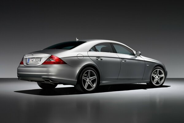 Voiture de Mercedes de gris sur le plancher gris