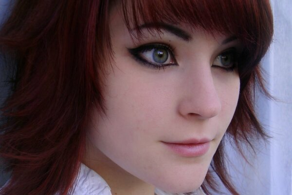 Chica con el pelo rojo y hermoso maquillaje